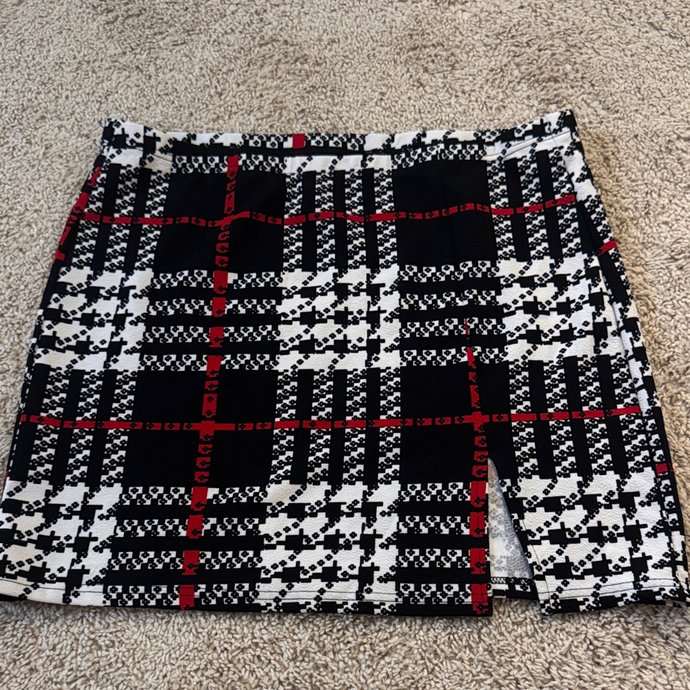SHEIN Black and White Checkered Mini Skirt with Red Accents